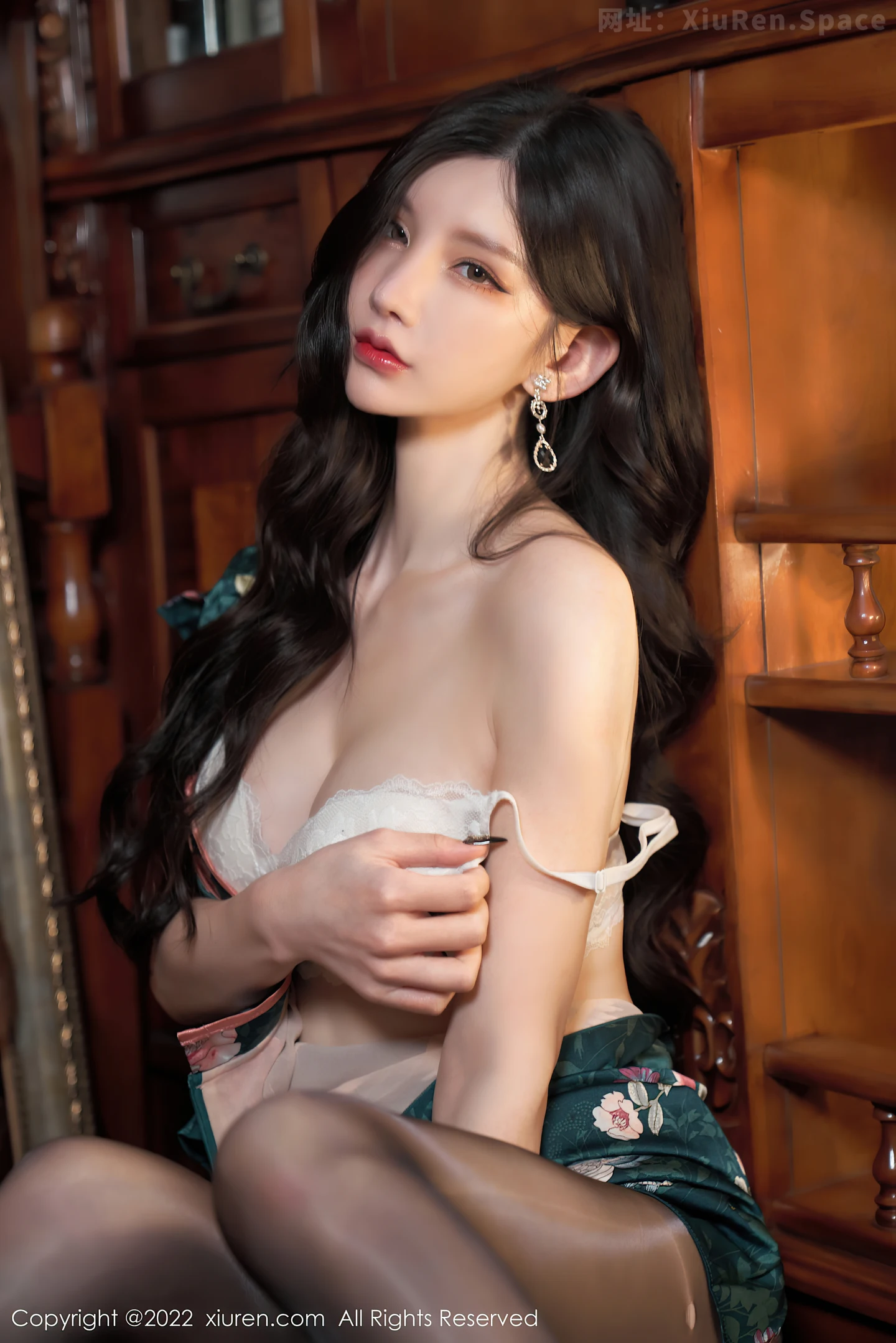 图片[5]-[XiuRen秀人网]VOL.4695 女神周于希Sally三亚旅拍脱旗袍露性感内衣无内黑丝极致魅惑写真80P-秀人网官方网站